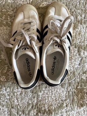 Adidas Women’s Samba sneaker classic - White and Black size 9.5